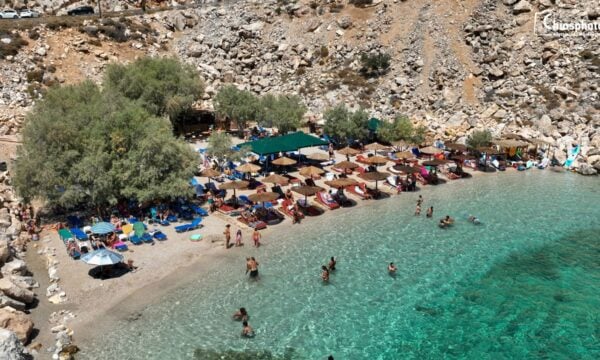 Παραλία των Γλάρων – Η κοσμοπολίτικη παραλία της Χίου με τα γαλαζοπράσινα νερά