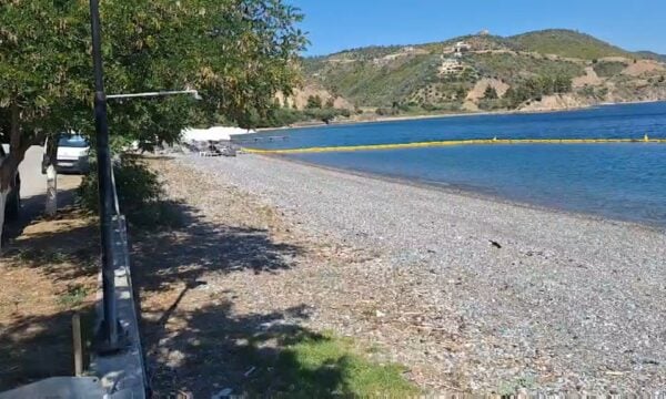 Πλωτά φράγματα προστασίας από μέδουσες στην Βόρεια Εύβοια