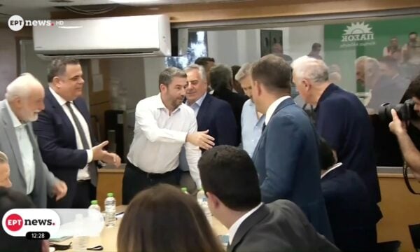 Πολιτικές κόντρες και τριβές στη Χαριλάου Τρικούπη: Έντονη αντιπαράθεση Δούκα – Διαμαντοπούλου για τις προεκλογικές προσεγγίσεις