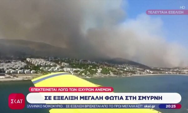 Σε εξέλιξη μεγάλη φωτιά στη Σμύρνη, επεκτείνεται λόγω των ισχυρών ανέμων