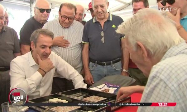 Στη Νέα Σμύρνη ο Πρωθυπουργός σε καφέ παίζοντας τάβλι
