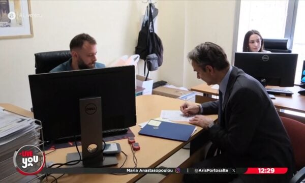 Στο Α.Τ. Συντάγματος για νέα ταυτότητα ο Πρωθυπουργός