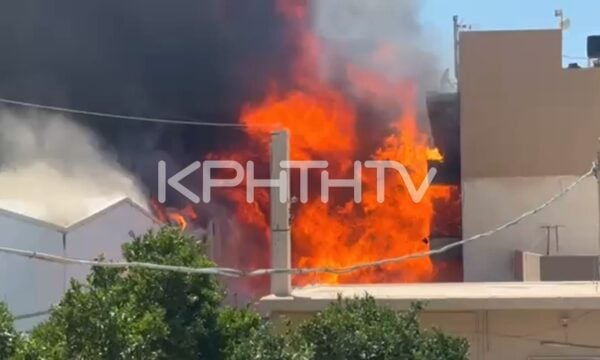 Συναγερμός στο Ηράκλειο: Μεγάλη φωτιά σε εξωτερικό χώρο εργοστασίου στον Αϊ Γιάννη Χωστό