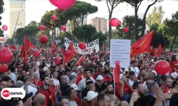 Συνεχίζεται η “επανάσταση των ροζ φλαμίνγκο” – Διαδηλώσεις πολιτών στην Αλβανία κατά των επενδυτικών σχεδίων Κούσνερ