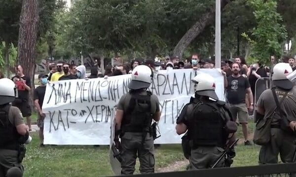 Συνθήματα για τα Προσφυγικά της Αθήνας σε εκδήλωση εγκαινίων στη Θεσσαλονίκη