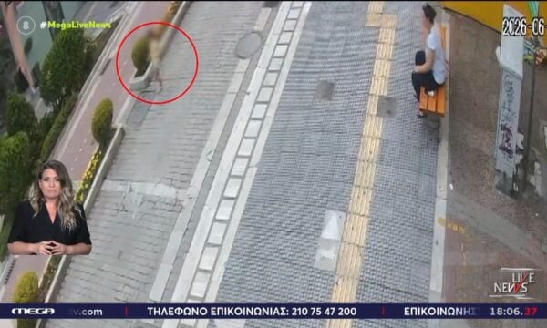 Βίντεο ντοκουμέντο – Λάρισα: Η στιγμή που μηχανή παρασύρει κοριτσάκι