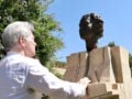 Ηράκλειο: Η προτομή του Νίκου Ξυλούρη ξανά στη θέση της μετά τον βανδαλισμό της