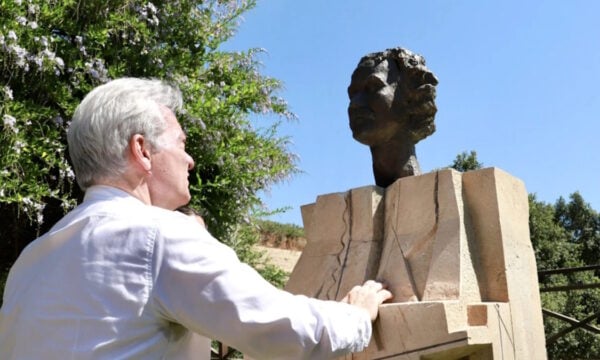 Ηράκλειο: Η προτομή του Νίκου Ξυλούρη ξανά στη θέση της μετά τον βανδαλισμό της