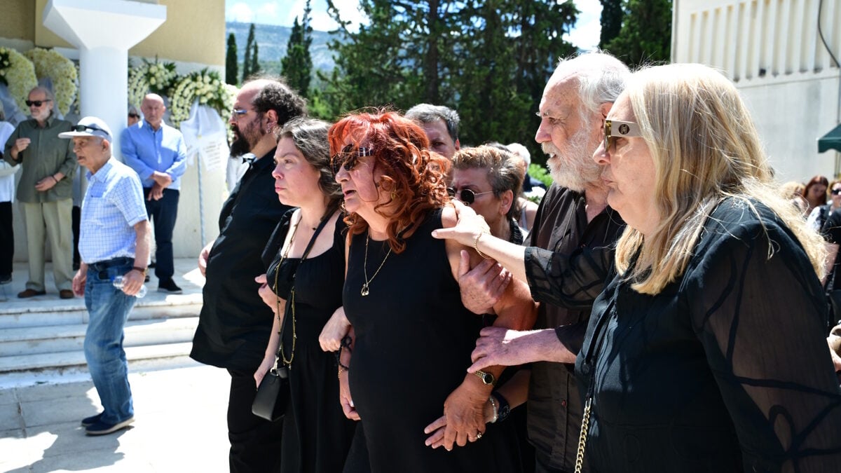 Κηδεία Σωτήρη Τσόγκα: Το τελευταίο αντίο στον ηθοποιό – Συντετριμμένη η σύζυγός του, Μαίρη Ραζή 17 Κηδεία Σωτήρη Τσόγκα: Το τελευταίο αντίο στον ηθοποιό – Συντετριμμένη η σύζυγός του, Μαίρη Ραζή