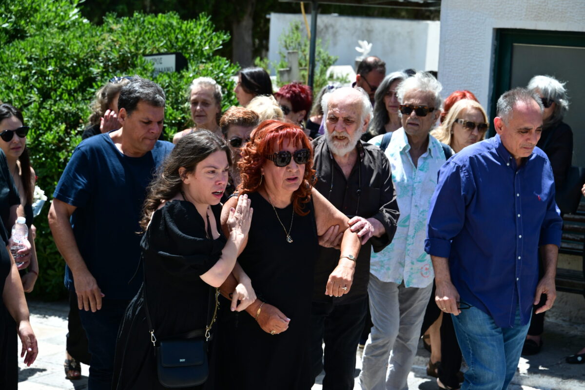 Κηδεία Σωτήρη Τσόγκα: Το τελευταίο αντίο στον ηθοποιό – Συντετριμμένη η σύζυγός του, Μαίρη Ραζή 32 Κηδεία Σωτήρη Τσόγκα: Το τελευταίο αντίο στον ηθοποιό – Συντετριμμένη η σύζυγός του, Μαίρη Ραζή