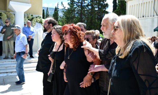 Κηδεία Σωτήρη Τσόγκα: Το τελευταίο αντίο στον ηθοποιό – Συντετριμμένη η σύζυγός του, Μαίρη Ραζή