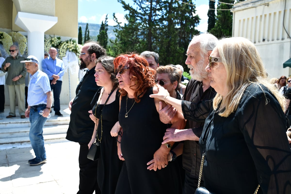 Κηδεία Σωτήρη Τσόγκα: Το τελευταίο αντίο στον ηθοποιό – Συντετριμμένη η σύζυγός του, Μαίρη Ραζή