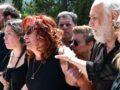 Μαίρη Ραζή στην κηδεία του συζύγου της: Υποβασταζόμενη από την κόρη της (Φωτογραφίες)