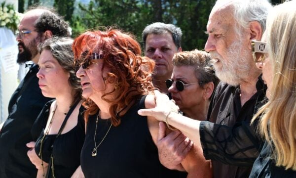 Μαίρη Ραζή στην κηδεία του συζύγου της: Υποβασταζόμενη από την κόρη της (Φωτογραφίες)