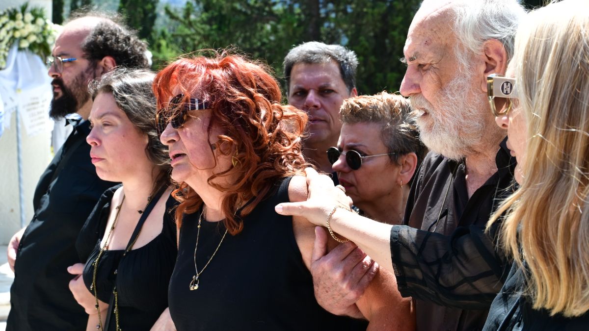Μαίρη Ραζή στην κηδεία του συζύγου της: Υποβασταζόμενη από την κόρη της (Φωτογραφίες)