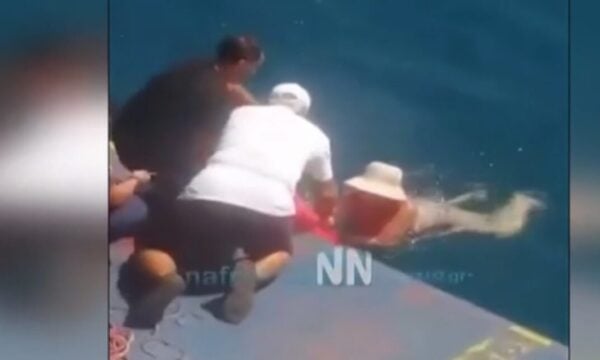 Γυναίκα διασώθηκε από φέρι μποτ όταν παρασύρθηκε από θαλάσσια ρεύματα στο Ρίο – Αντίρριο