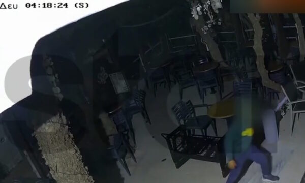 Ρόδος: Καρέ – καρέ η εισβολή ανήλικων διαρρηκτών σε κατάστημα, γύρισαν την κάμερα στον τοίχο αι έσπασαν την τζαμαρία