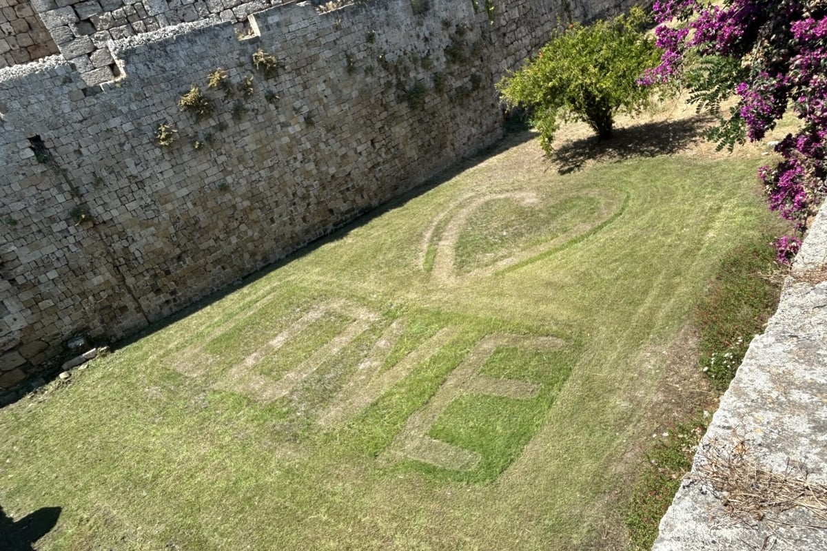 Ροδίτης χάραξε «LOVE» στον χλοοτάπητα της Μεσαιωνικής Πόλης