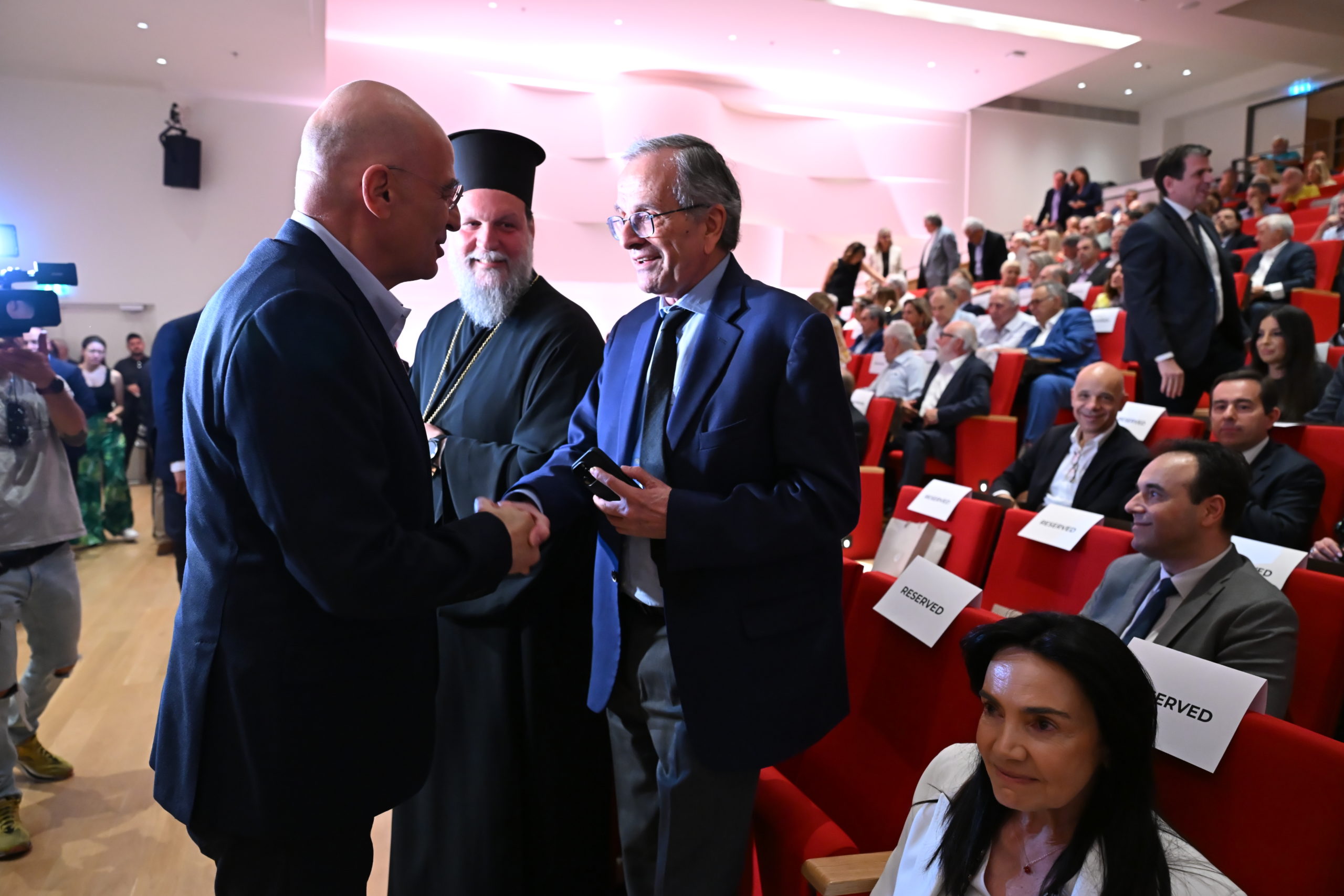 Καραμανλής – Σαμαράς: Νέα κοινή εμφάνιση στην παρουσίαση βιβλίου του Μιχάλη Σάλλα – Οι παρουσίες, οι απουσίες και τα πηγαδάκια