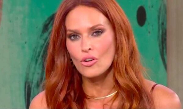 Αυλαία για το Χαμογέλα και Πάλι: Πώς αποχαιρέτισε η Σίσσυ Χρηστίδου το κοινό της – Βίντεο