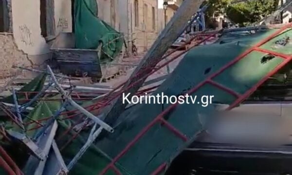 Λουτράκι: Κατέρρευσε σκαλωσιά και καταπλάκωσε παρκαρισμένο αυτοκίνητο – Δείτε βίντεο