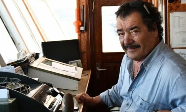 Γιάννης Σκοπελίτης: Οι θρυλικές μάχες του Καπετάν Γιάννη με τα κύματα – Τα βίντεο από τον «Σκοπελίτη» στη μανιασμένη θάλασσα του Αιγαίου