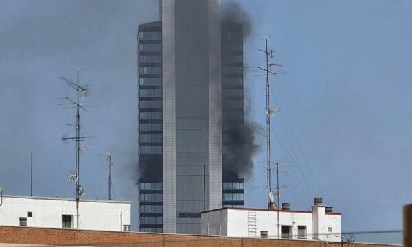 Μαδρίτη: Τέσσερις άνθρωποι παγιδεύτηκαν σε ουρανοξύστη μετά από έκρηξη και φωτιά