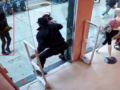 Ληστές προσπάθησαν να μπουκάρουν σε μπουτίκ, αλλά ο σεκιουριτάς είχε άλλη γνώμη – Βίντεο από την άγρια συμπλοκή