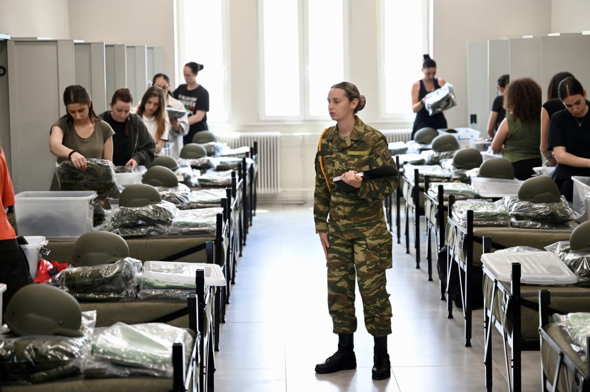 Λαμία: Σημαντική στιγμή με την πρώτη εμφάνιση γυναικών στον στρατό ως εθελόντριες – Εικόνες από την άφιξη στο κέντρο εκπαίδευσης