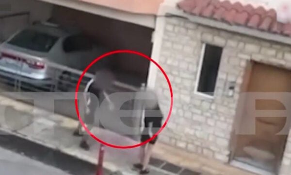 Περιστέρι: Μέλος συμμορίας χτυπά κορίτσι σε βίντεο ντοκουμέντο – Ανήλικοι απειλούσαν άλλα παιδιά με μαχαίρια και καδρόνια