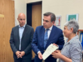 Μαργαρίτης Σχοινάς: Παρέδωσε στη μητέρα του το πτυχίο του Βαγγέλη Γιακουμάκη
