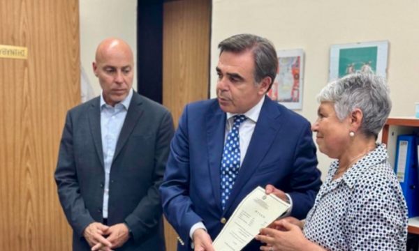Μαργαρίτης Σχοινάς: Παρέδωσε στη μητέρα του το πτυχίο του Βαγγέλη Γιακουμάκη