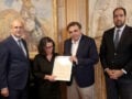 Το πτυχίο του Βαγγέλη Γιακουμάκη παρέδωσε στη μητέρα του ο Μαργαρίτης Σχοινάς