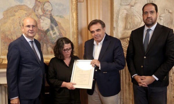 Το πτυχίο του Βαγγέλη Γιακουμάκη παρέδωσε στη μητέρα του ο Μαργαρίτης Σχοινάς