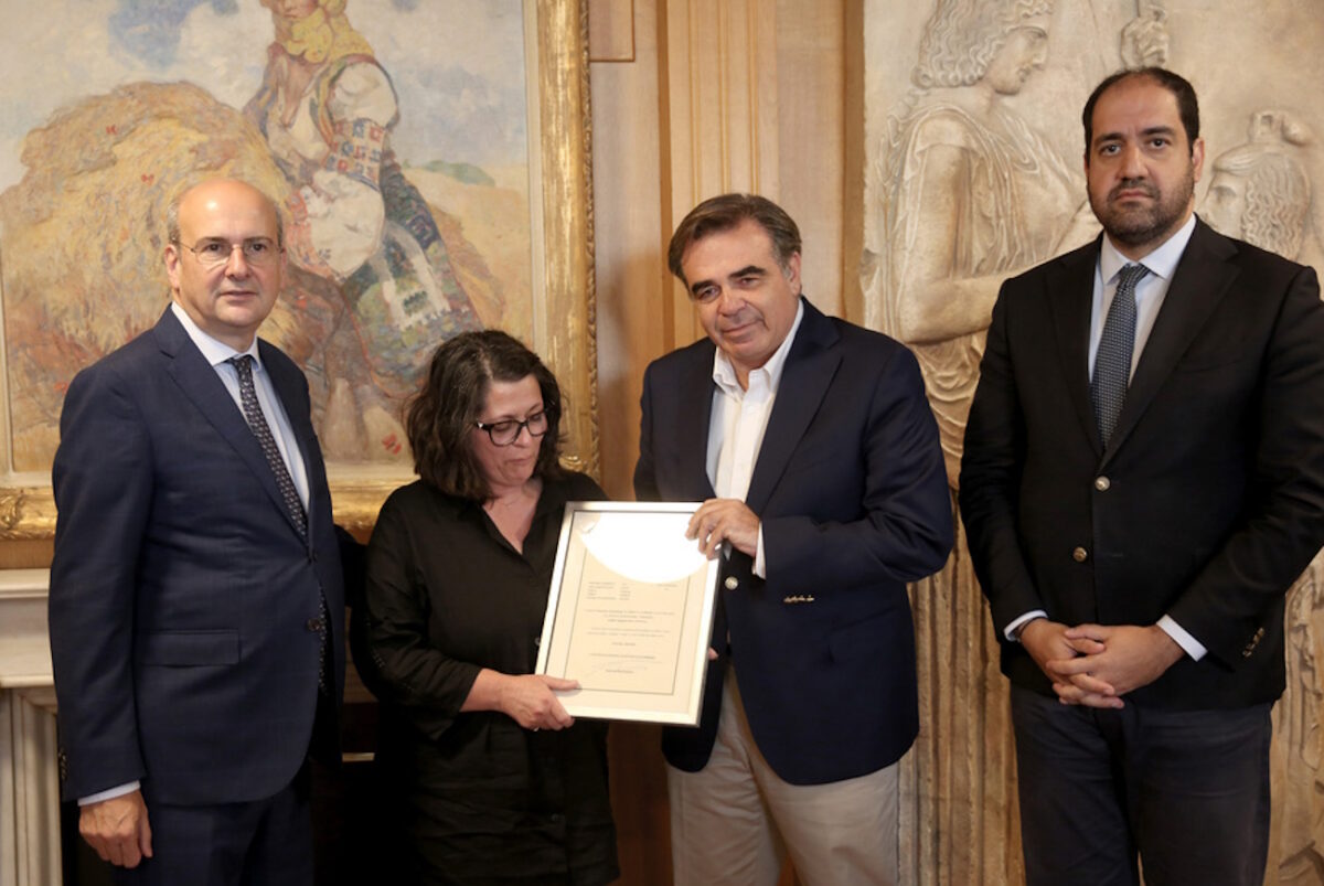 Το πτυχίο του Βαγγέλη Γιακουμάκη παρέδωσε στη μητέρα του ο Μαργαρίτης Σχοινάς