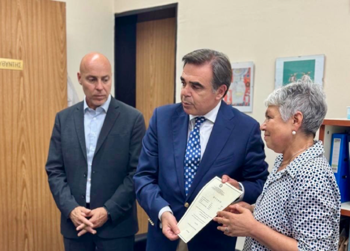 Μαργαρίτης Σχοινάς: Παρέδωσε στη μητέρα του το πτυχίο του Βαγγέλη Γιακουμάκη