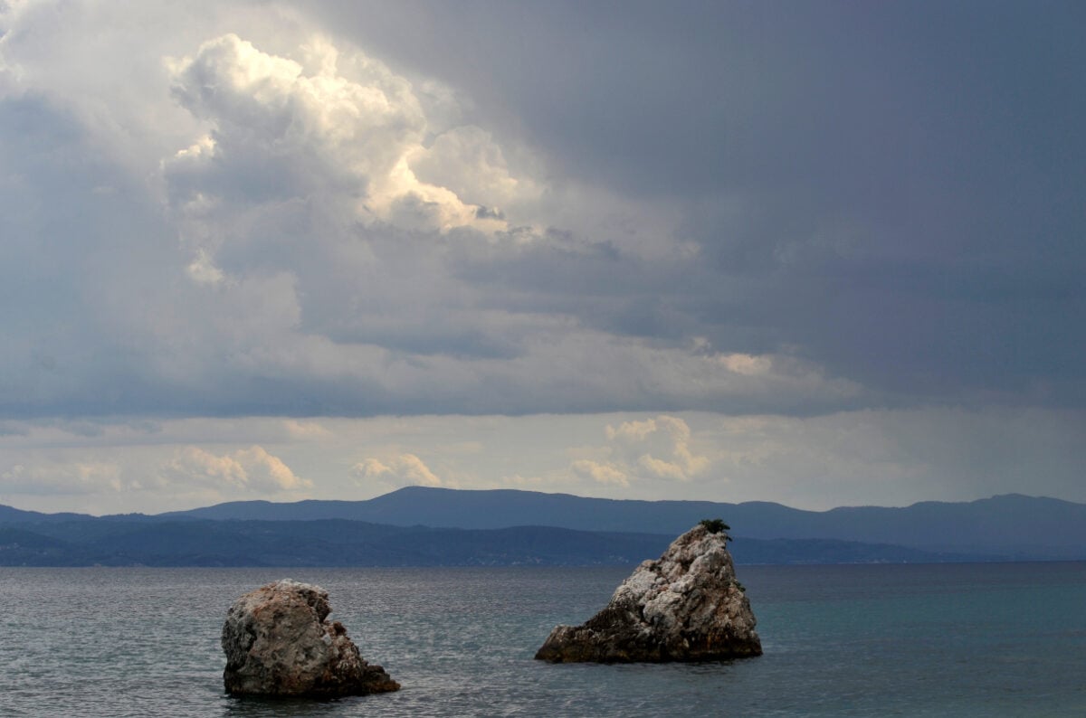 Καιρός αύριο: Βροχές στα ορεινά και μικρή άνοδος της θερμοκρασίας