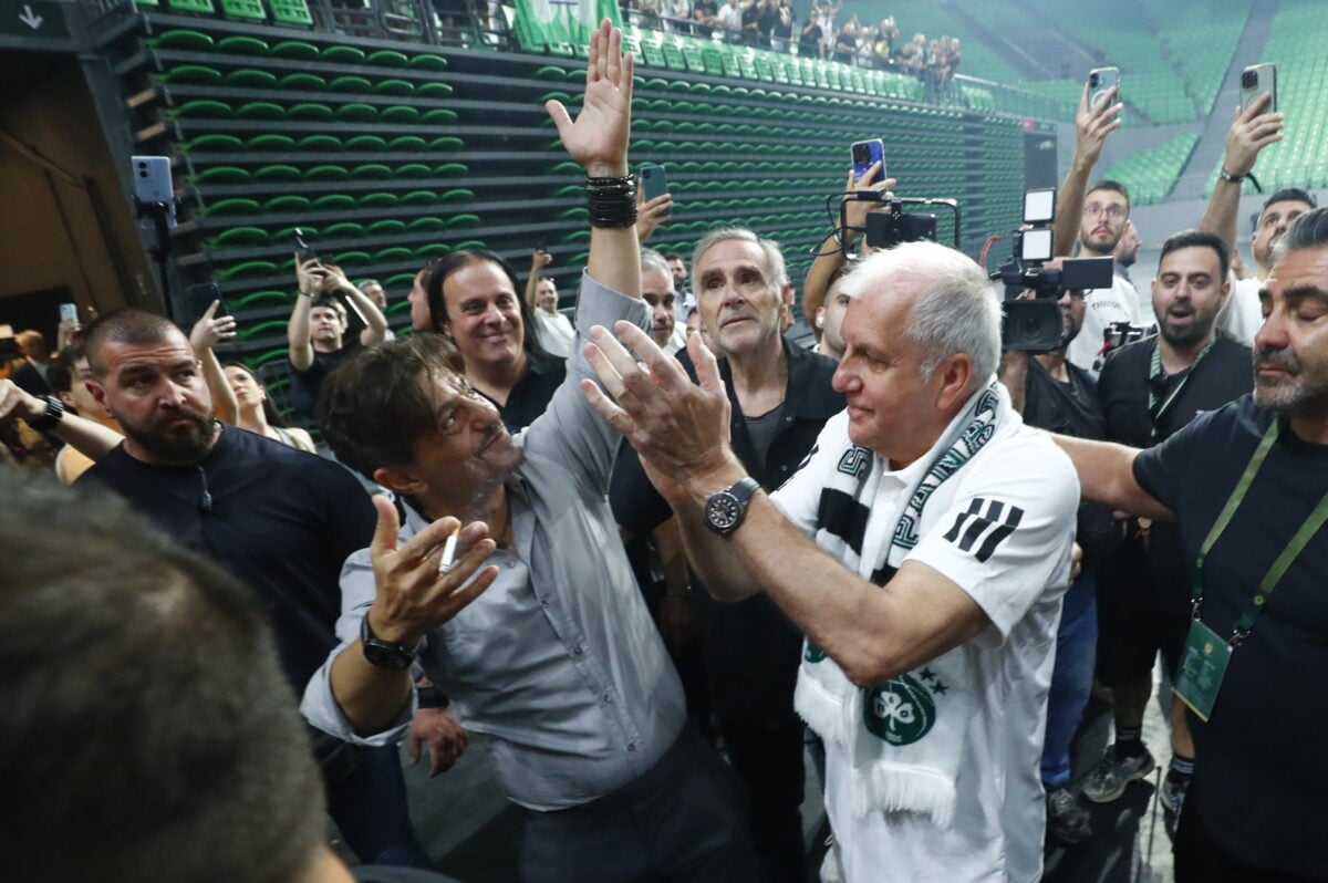 Ζέλικο Ομπράντοβιτς: Η αποθέωση των οπαδών που συγκίνησε τον νέο προπονητή του Παναθηναϊκού 13 Ζέλικο Ομπράντοβιτς: Η αποθέωση των οπαδών που συγκίνησε τον νέο προπονητή του Παναθηναϊκού