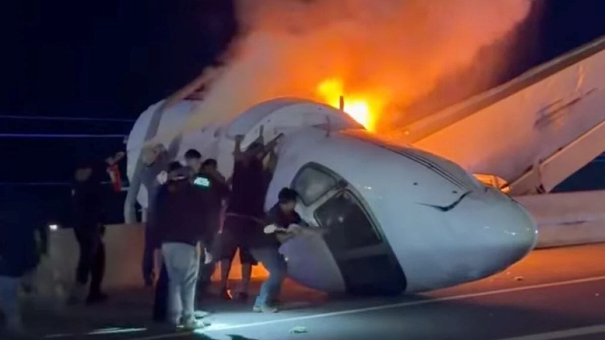 Τέξας: 1 νεκρός από πτώση αεροσκάφους σε αυτοκινητόδρομο – Βίντεο από τη διάσωση επιβατών 2 Τέξας: 1 νεκρός από πτώση αεροσκάφους σε αυτοκινητόδρομο – Βίντεο από τη διάσωση επιβατών