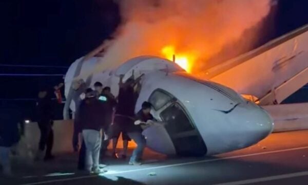 Τέξας: 1 νεκρός από πτώση αεροσκάφους σε αυτοκινητόδρομο – Βίντεο από τη διάσωση επιβατών