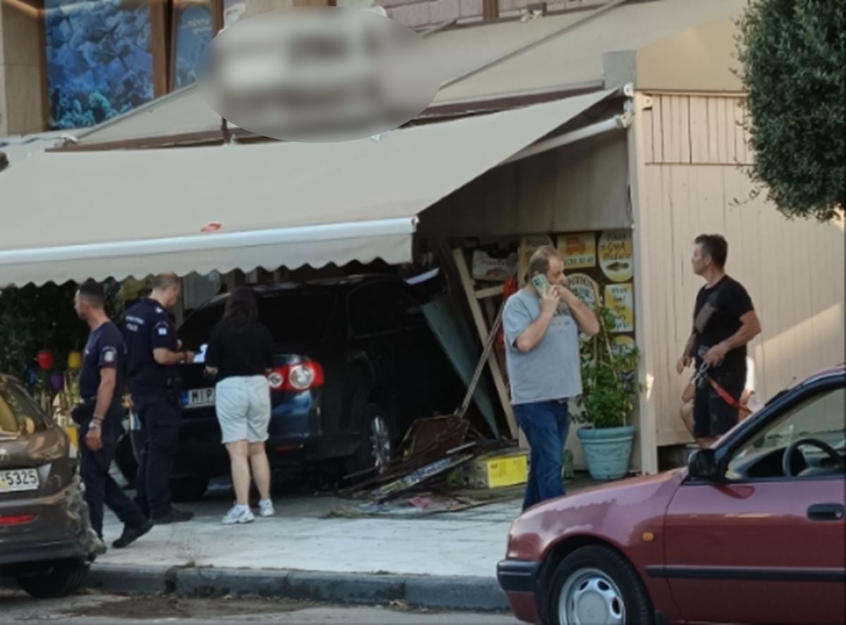 Θεσσαλονίκη: Όχημα «εισέβαλε» σε μαγαζί – Ελαφρά τραυματίες 2 άτομα