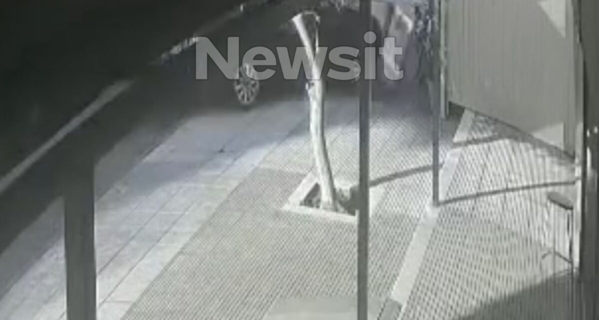 Θεσσαλονίκη: Η στιγμή που το όχημα «εισβάλλει» σε παντοπωλείο – Δείτε το βίντεο