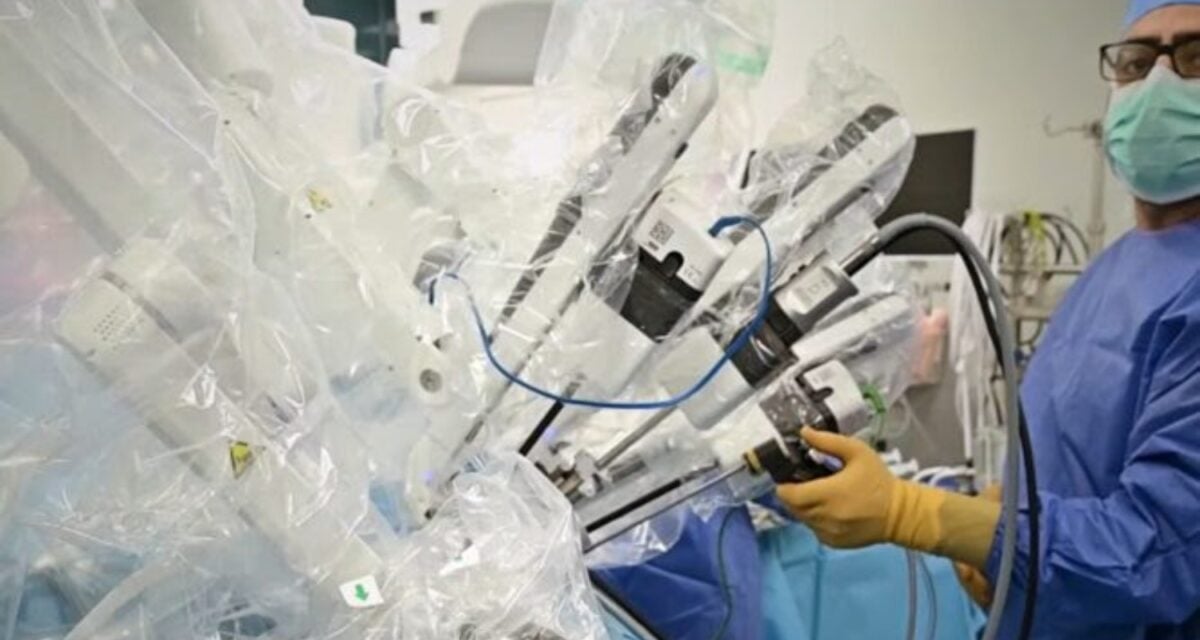 Πρώτη διηπειρωτική τηλεχειρουργική επέμβαση στην Ελλάδα, με τον ασθενή στην Αθήνα και τον χειρουργό στην Κίνα