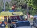Ρόδος: Γυμνός τουρίστας σκαρφάλωσε σε ασθενοφόρο και πήδηξε στον δρόμο