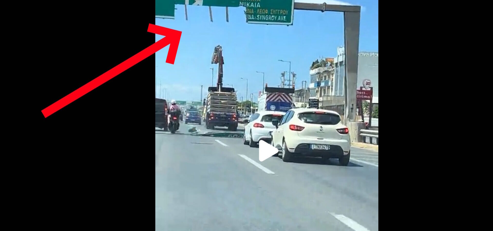 Άγιο είχαν οι αναβάτες: Φορτηγό ξήλωσε πινακίδα στην Εθνική Οδό Αθηνών–Λαμίας, ενώ περνούσε μηχανή! (βίντεο) 1 Άγιο είχαν οι αναβάτες: Φορτηγό ξήλωσε πινακίδα στην Εθνική Οδό Αθηνών–Λαμίας, ενώ περνούσε μηχανή! (βίντεο)