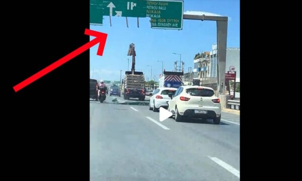 Άγιο είχαν οι αναβάτες: Φορτηγό ξήλωσε πινακίδα στην Εθνική Οδό Αθηνών–Λαμίας, ενώ περνούσε μηχανή! (βίντεο)