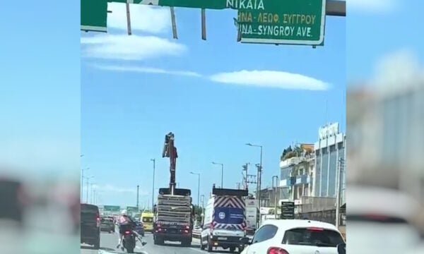 Κηφισός: Βίντεο με ζευγάρι να γλιτώνει από κομμάτια πινακίδας, που «ξηλώθηκε» από γερανό