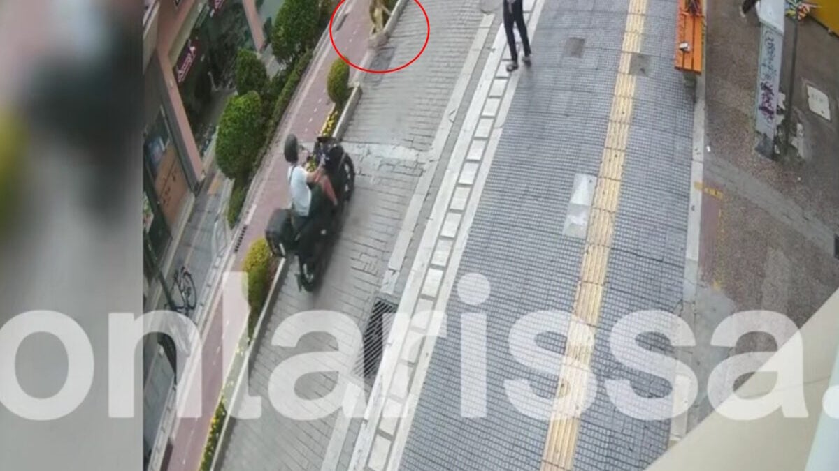 Λάρισα: Μηχανάκι παρέσυρε και χτύπησε παιδί – Βίντεο από τη στιγμή του τροχαίου 1 Λάρισα: Μηχανάκι παρέσυρε και χτύπησε παιδί – Βίντεο από τη στιγμή του τροχαίου