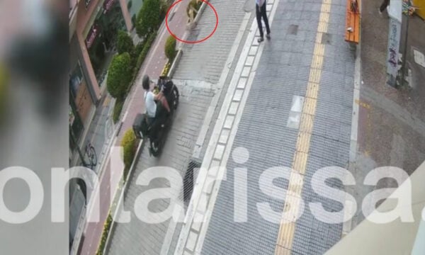 Λάρισα: Μηχανάκι παρέσυρε και χτύπησε παιδί – Βίντεο από τη στιγμή του τροχαίου
