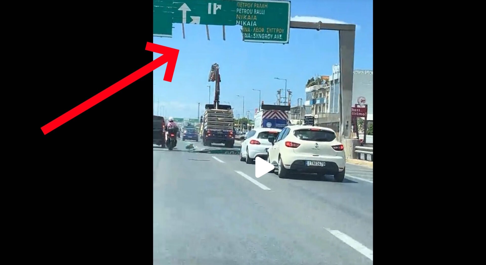 Άγιο είχαν οι αναβάτες: Φορτηγό ξήλωσε πινακίδα στην Εθνική Οδό Αθηνών–Λαμίας, ενώ περνούσε μηχανή! (βίντεο)